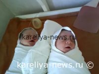 В Петрозаводске отец новорождённых близнецов удивил горожан романтичным приездом на коне к роддому